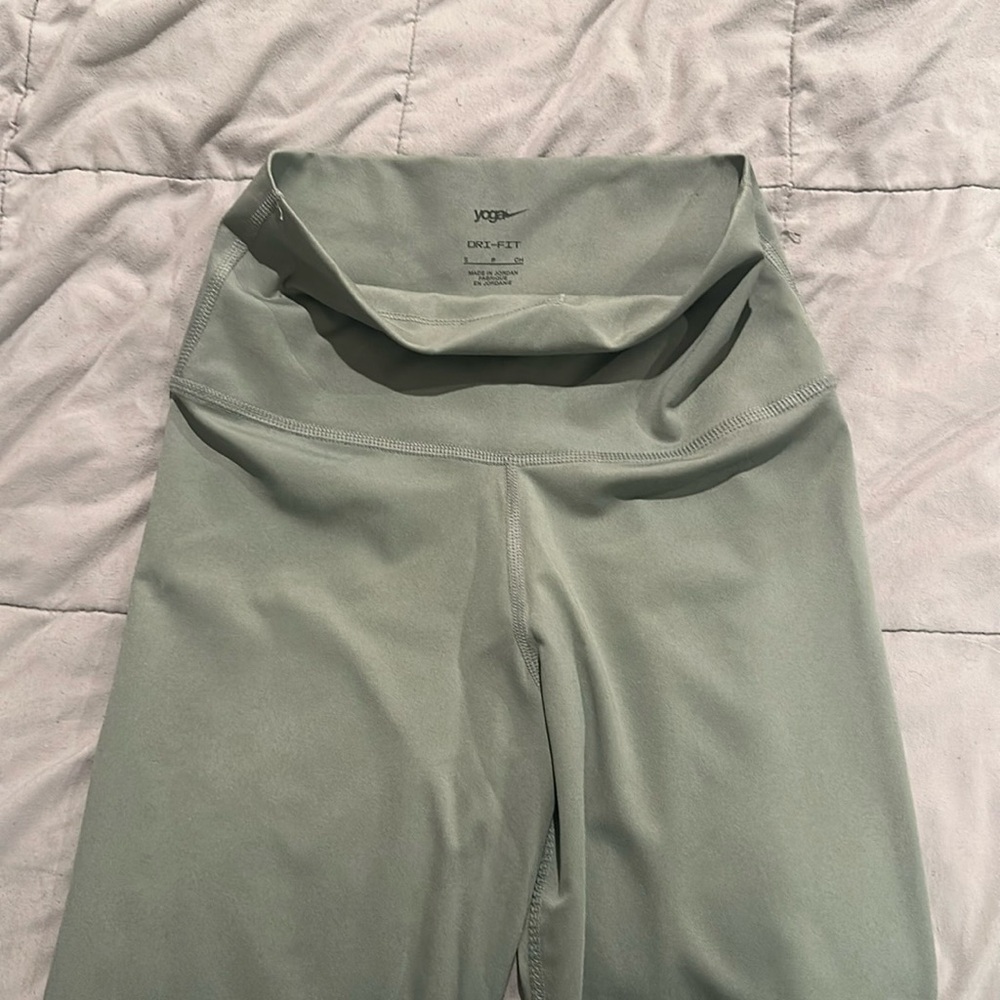 Brand new Nike yoga leggings, size small